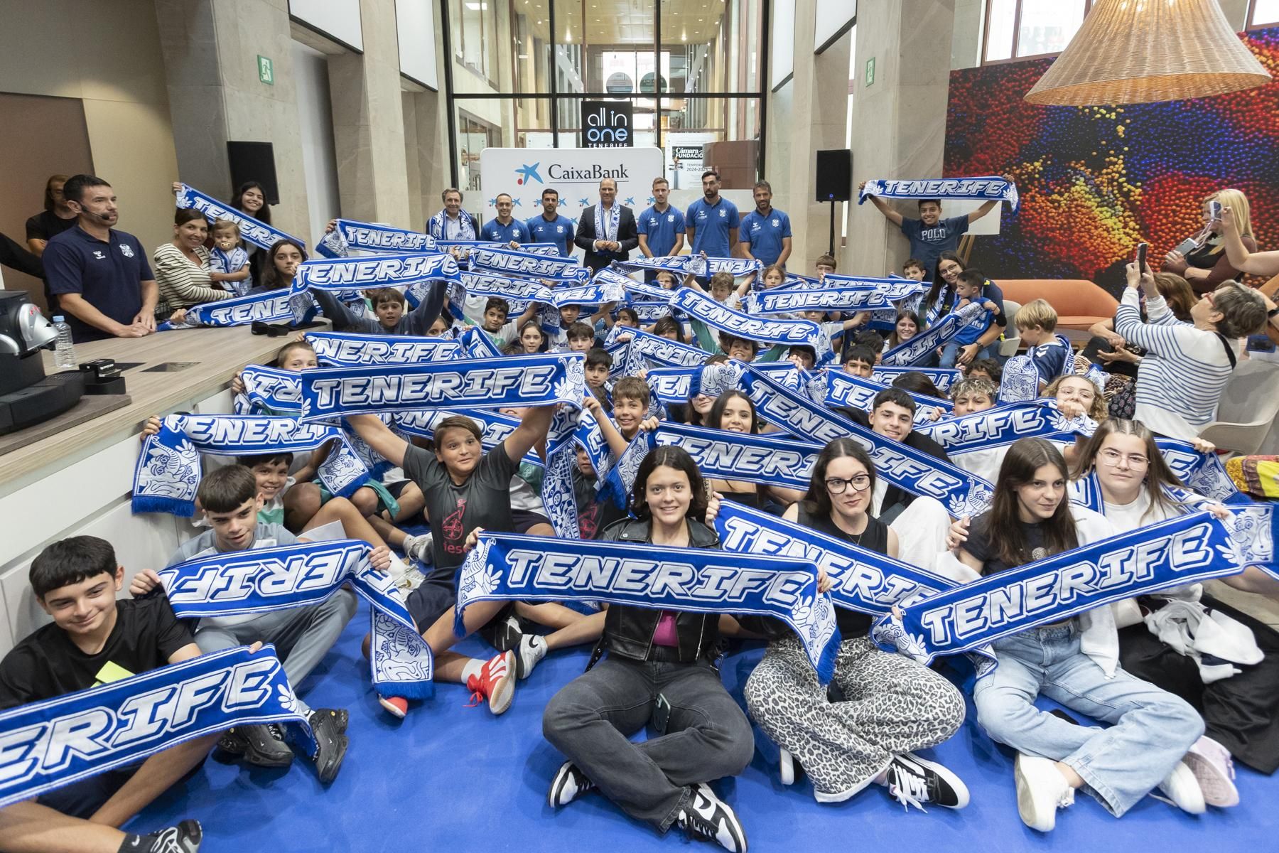 CaixaBank organiza un encuentro con jugadores del Club Deportivo Tenerife en la oficina ‘all in one’ Tenerife.
