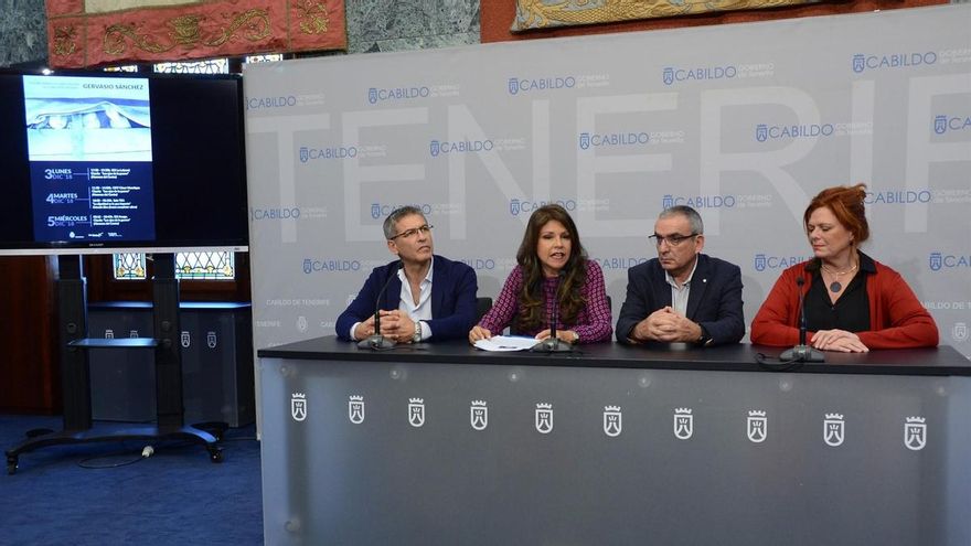Delia Herrera (segunda por la izquierda), consejera de Acción Exterior en el Cabildo de Tenerife, en la presentación
