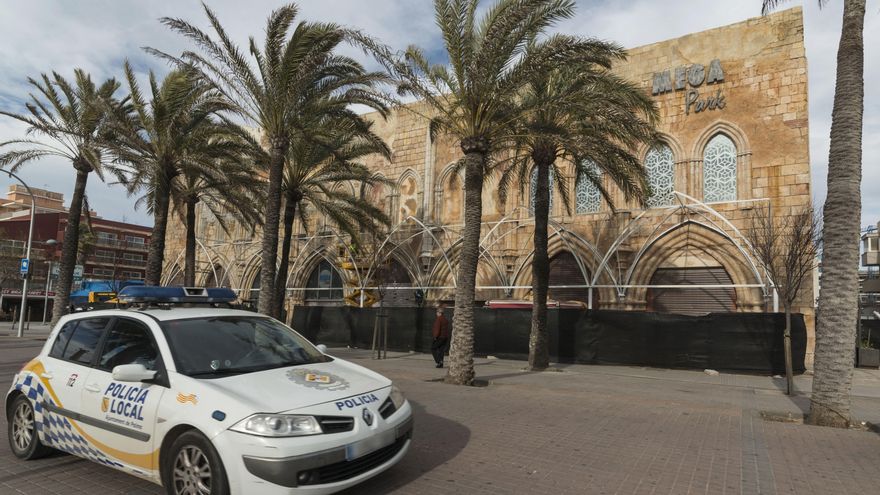 La Guardia Civil acude al lugar donde un coche de la Policía Local de Palma atropelló a un peatón