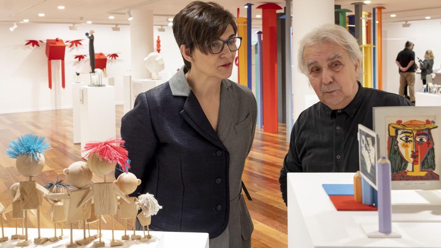 La directora del IVAM, Nuria Enguita, junto con el artista Alfredo Ruiz observa algunas de las piezas de la muestra.