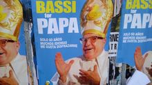 Un cartel en el que Leo Bassi se ofrece como Papa.