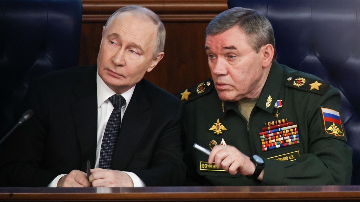 El presidente Putin junto con el jefe del Estado mayor de la Defensa, Valery Gerasimov