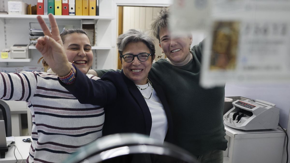 Trabajadores de la administración de loterías del número 10 de la calle Barquillo, en Madrid, única que ha vendido el 70.048, segundo premio del Sorteo Extraordinario de la Lotería de Navidad.