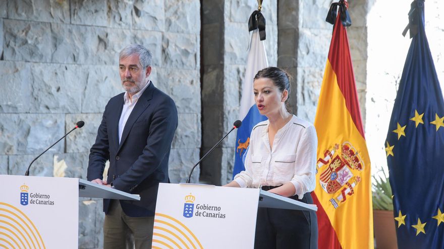 Archivo - El presidente del Gobierno de Canarias, Fernando Clavijo, y la ministra de Infancia y Juventud, Sira Rego, ofrecen una rueda de prensa tras una reunión, en la Presidencia del Gobierno de Canarias, a 31 de enero de 2024, en Santa Cruz de Tenerife