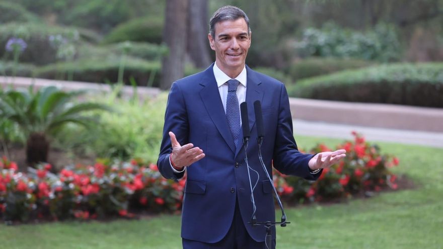 El presidente del Gobierno, Pedro Sánchez, comparece ante los medios de comunicación en el Palacio de Marivent, en Palma, tras reunirse con Felipe VI.