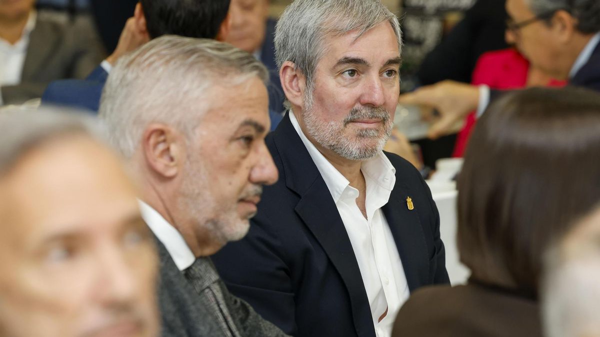 El presidente de Canarias, Fernando Clavijo, y el rector de la Universidad de Las Palmas de Gran Canaria, Lluis Serra, momentos antes del desayuno organizado por el Consejo Social de la Universidad de Las Palmas de Gran Canaria