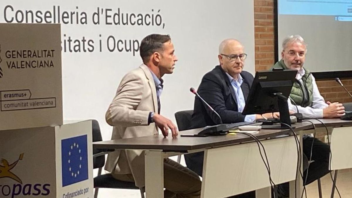 Dimite el cargo de Pérez Llorca autor de un libro para docentes en el que les denigra y banaliza el Holocausto