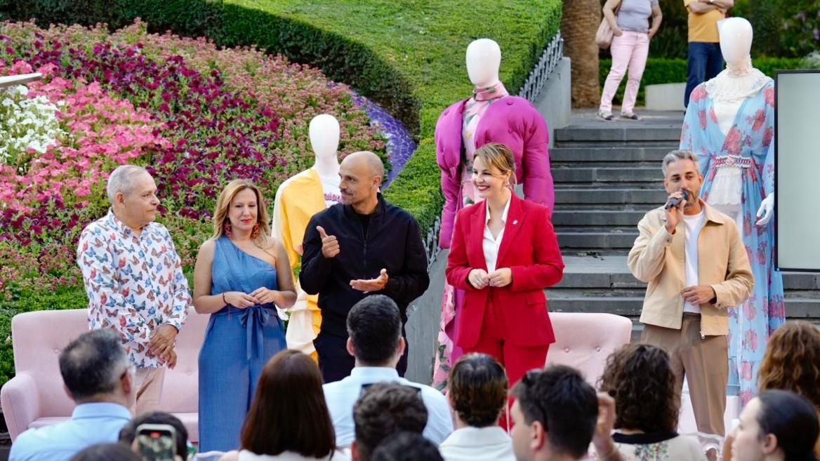 La presidenta del Cabildo de Tenerife, Rosa Dávila (c), en el evento Fashion Talks, dentro de las acciones de dinamización de la Semana Internacional de la Moda de Tenerife, el pasado 11 de junio, en el Parque García Sanabria de la capital tinerfeña.