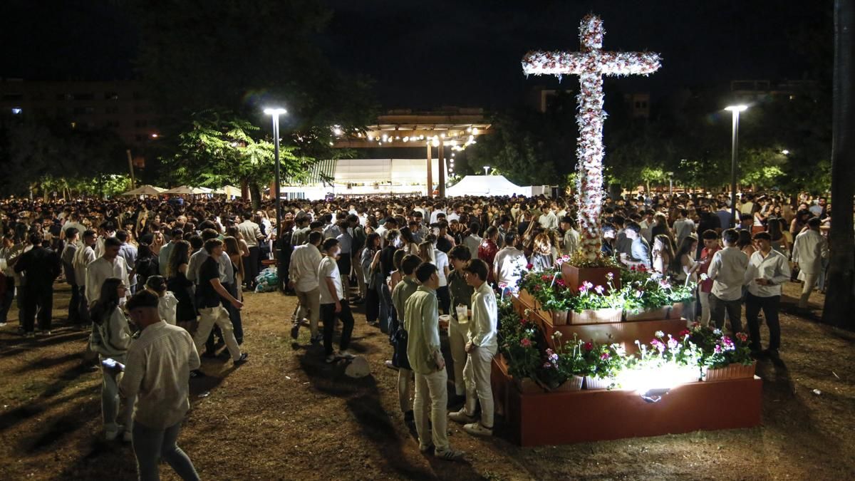 Ambiente nocturno de las Cruces de Mayo de la Quinta Angustia