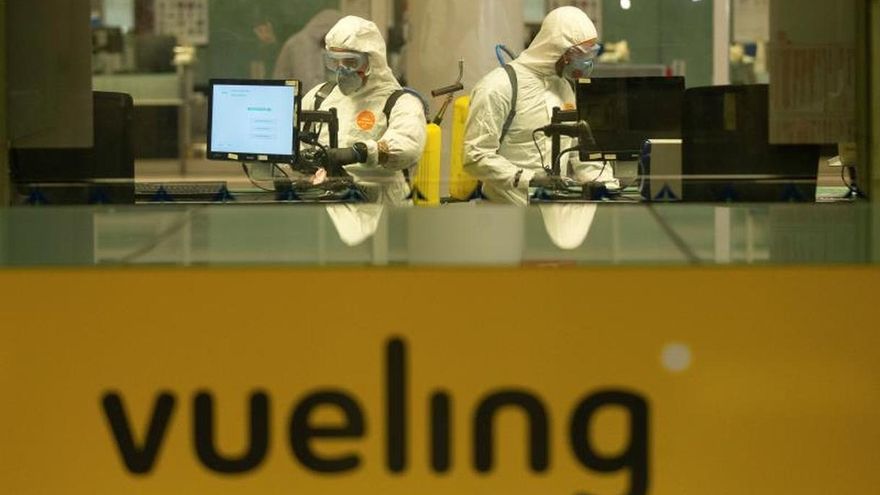 Vueling pide tranquilidad a clientes y recuerda que todos llevarán mascarilla