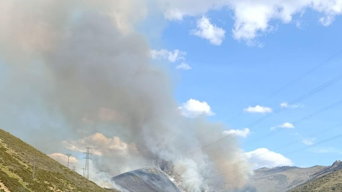 Un incendio en Busdongo amenaza la Reserva de la Biosfera Alto Bernesga y Asturias