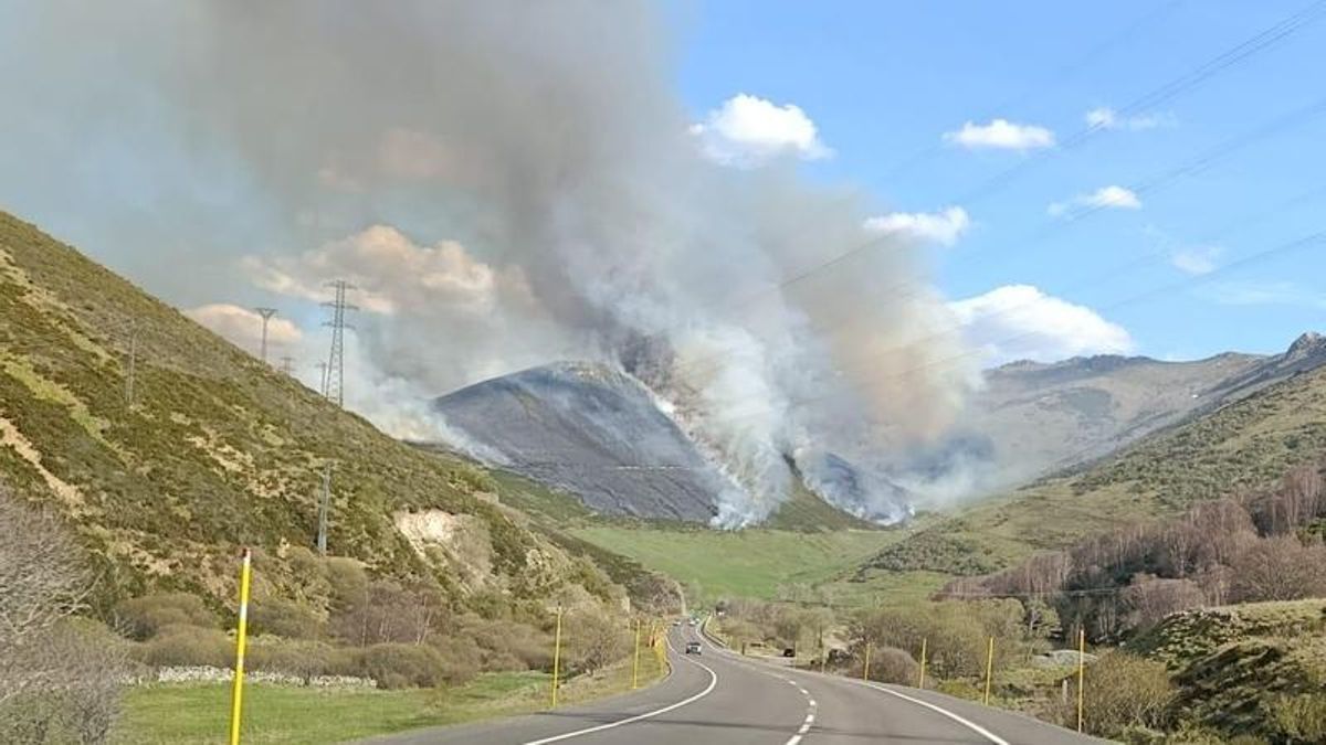 Un incendio en Busdongo amenaza la Reserva de la Biosfera Alto Bernesga y Asturias
