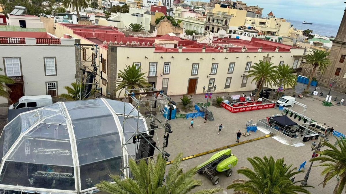 Montaje del escenario del Festival Sonora en la plaza de Santa Ana.