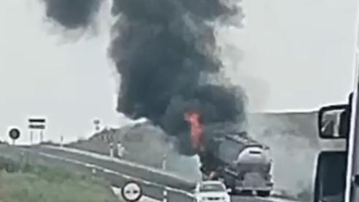 El camión ardiendo en la N-432.
