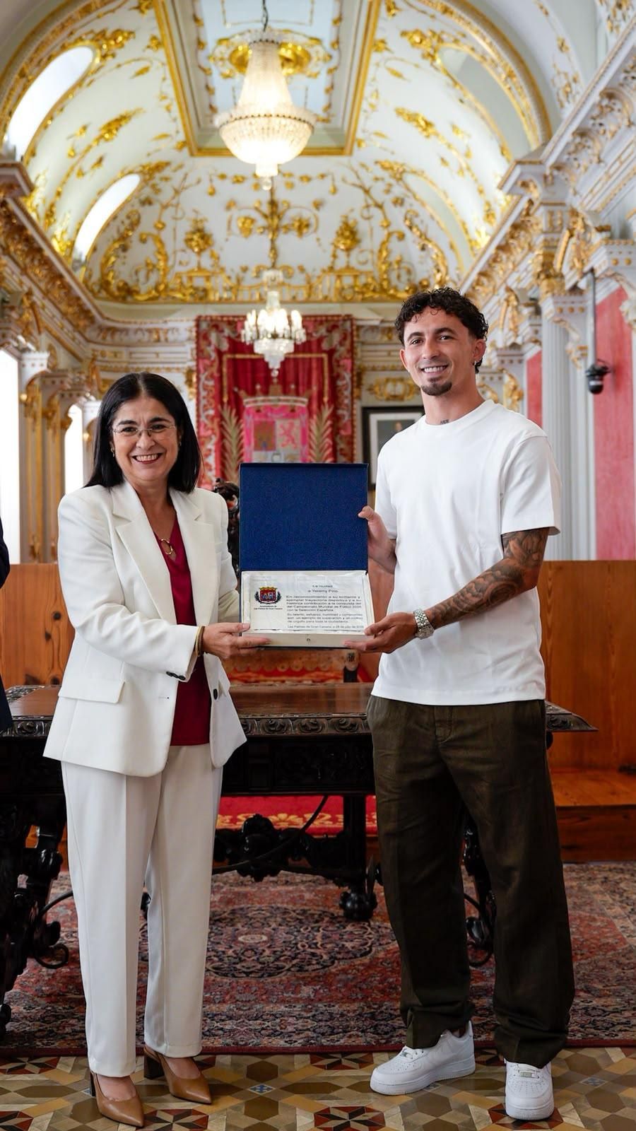 Carolina Darias hizo entrega de una placa conmemorativa a Yéremy Pino en el Salón Dorado.