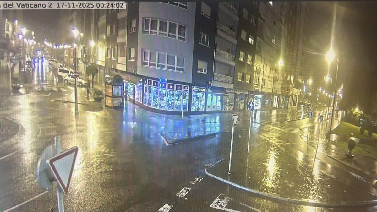 Imagen de la Plaza del Vaticano de Avilés, esta pasada noche.