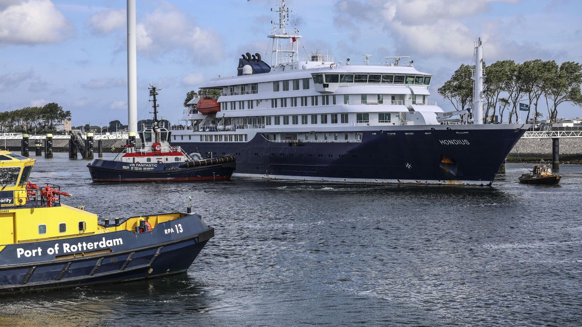 FOTODELDÍA Róterdam (Países Bajos), 18/05/2026.- El crucero MV Hondius, afectado por hantavirus, llega al puerto de Róterdam, Países Bajos, este lunes. El crucero tiene previsto atracar en Róterdam con 27 personas a bordo, entre ellas ciudadanos neerlandeses. EFE/ Pablo Garrigós