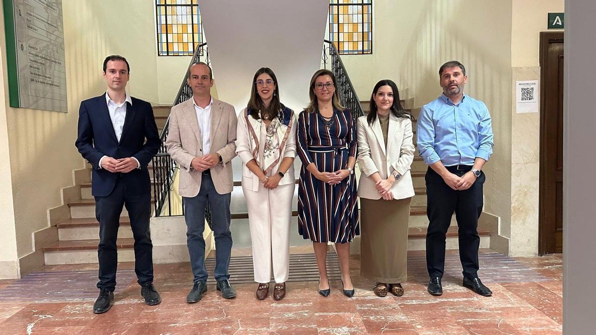 Raquel López (3ª dcha.), en su visita a los juzgados de Montilla