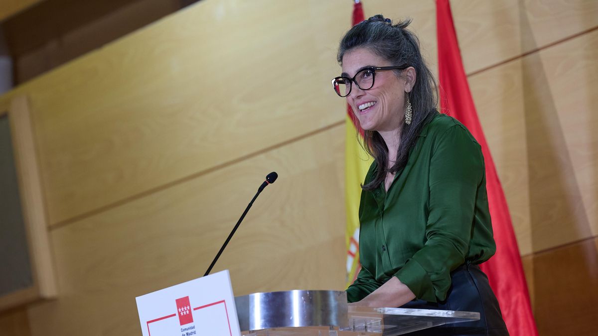 La portavoz de Más Madrid, Manuela Bergerot, realiza unas declaraciones a los medios de comunicación, en la Asamblea de Madrid