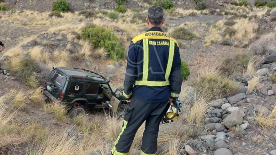 Efectivos de Emergencias localizan a una persona muerta en el interior de un vehículo en un barranco de Gran Canaria