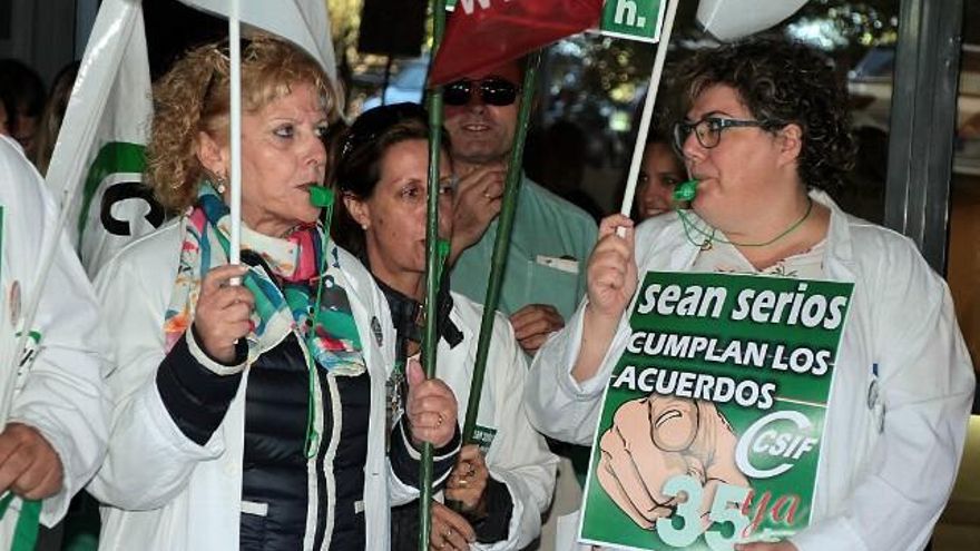 Peio García / ICAL Concentración convocada por UGT, CCOO y CSIF a las puertas del Hospital de León