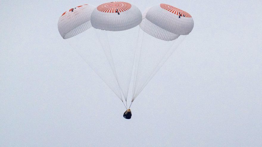 Los cuatro astronautas de la Crew-10 amerizan frente a EEUU tras cinco meses en el espacio