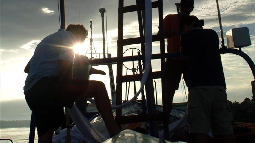 Rescatan a dos personas que permanecieron nadando en el mar por 14 horas