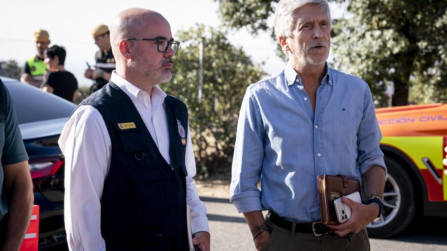 El ministro del Interior, Fernando Grande-Marlaska (d), y el delegado del Gobierno en la Comunidad de Madrid, Francisco Martín.