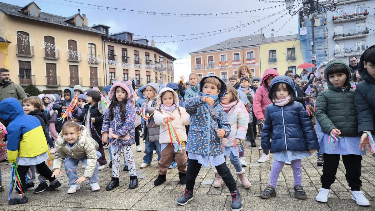Los más pequeños no se quisieron perder la coreografía ‘Mil colores, un solo ritmo’ en Ponferrada.