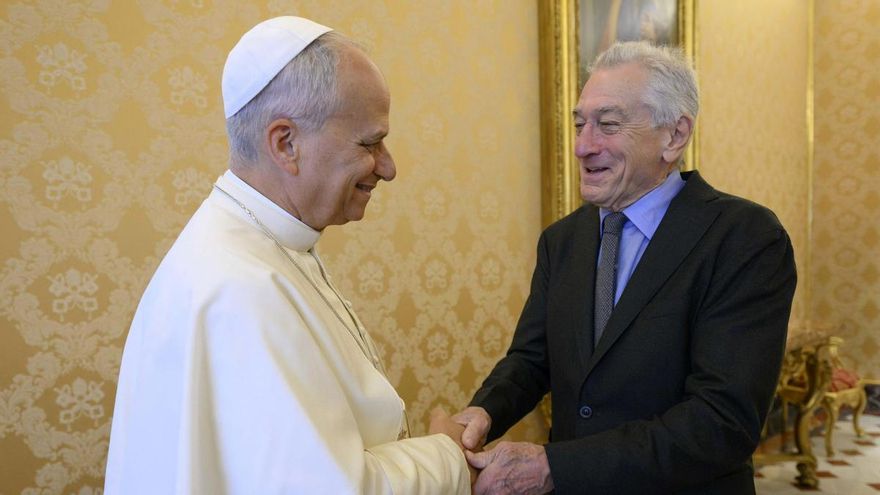 El papa León XIV junto al actor estadounidense Robert De Niro en el Vaticano este viernes.