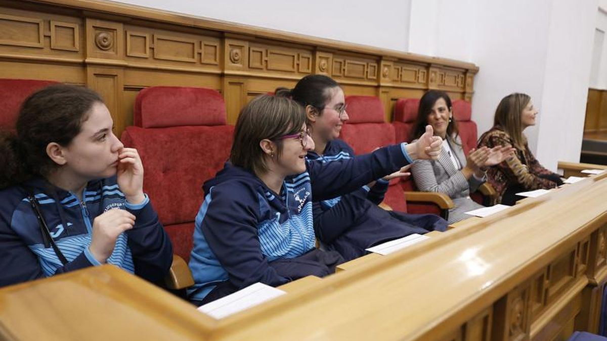 Un momento del Pleno celebrado en las Cortes de Castilla-La Mancha con el tradicional acto institucional sobre la discapacidad intelectual y parálisis cerebral, que cumple 25 años en 2024