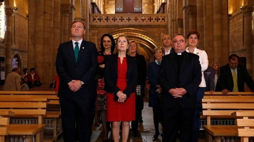 Silván, en mayo de 2015 aún consejero y candidato a la Alcaldía de León, junto a la entonces ministra Ana Pastor en una visita a San Isidoro, un día después de que el Ministerio complicara el futuro del tramo urbano de Feve. / Carlos S. Campillo / ICAL