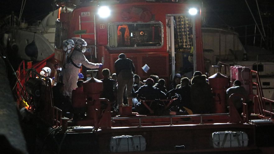 Llega al muelle de Arguineguín un grupo de migrantes rescatados por Salvamento Marítimo.