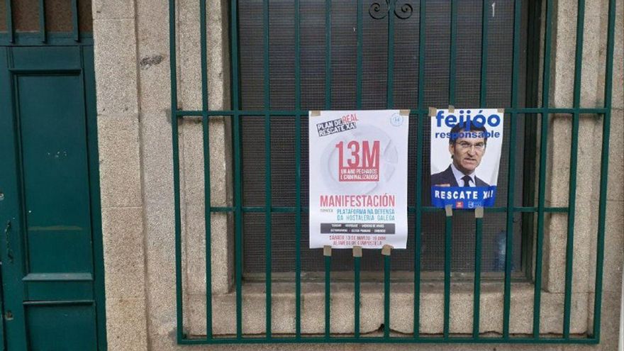 Carteles de la última manifestación en defensa del sector de la hostelería en Santiago de Compostela