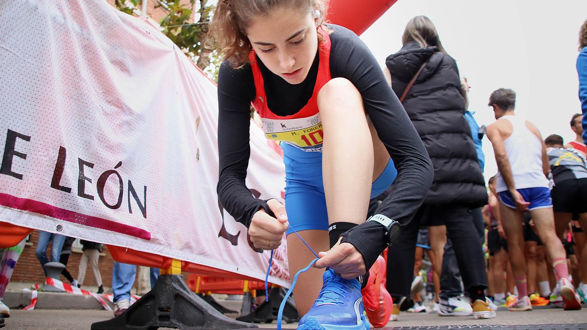 Los 10 KM Ciudad de León llenan de corredores la capital el domingo por la mañana