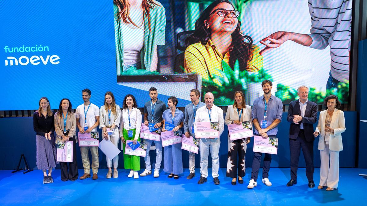 Los finalistas de la II edición de los 'Premios future for all' posan junto a miembros del consejo asesor de fundación Moeve.