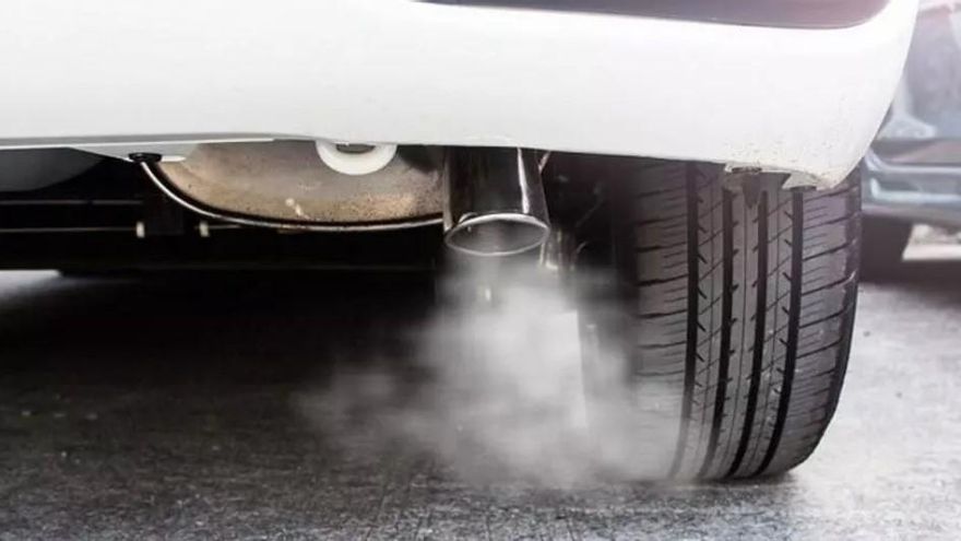 Los 27 ceden a la presión de la industria y rebajan las exigencias de reducción de emisiones de los vehículos