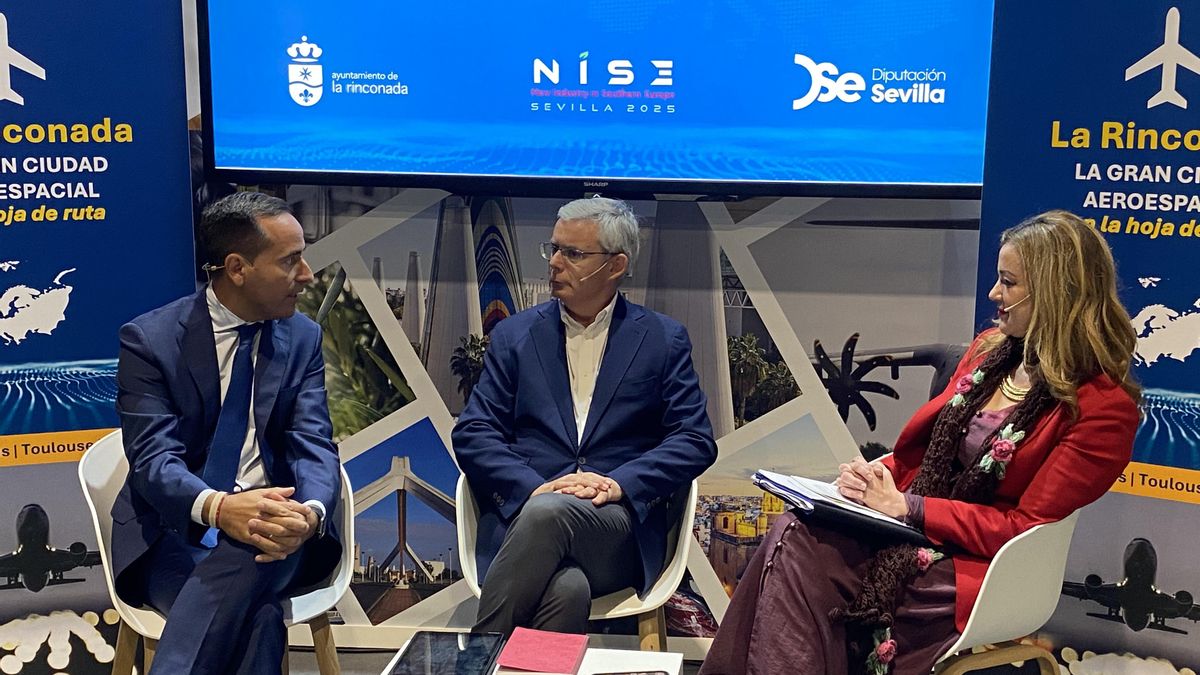 Antonio Ramírez y Raquel Vega junto al periodista Juan Carlos Blanco, conductor del acto.