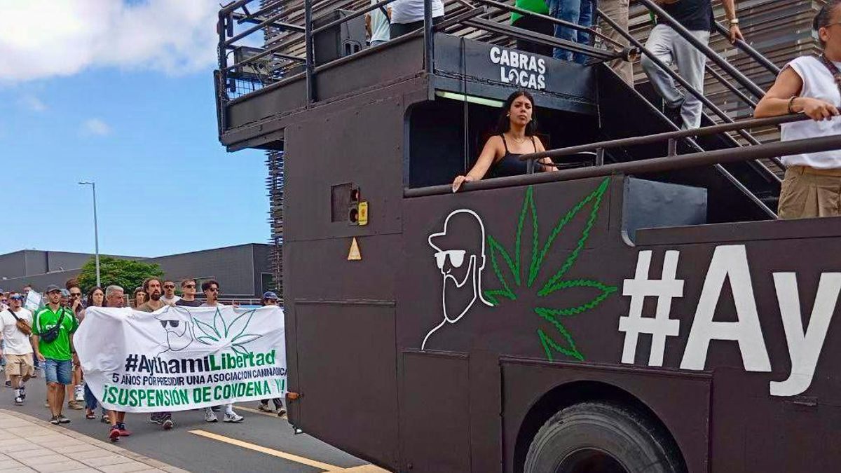 Guagua carroza y manifestación en apoyo de Aythami.