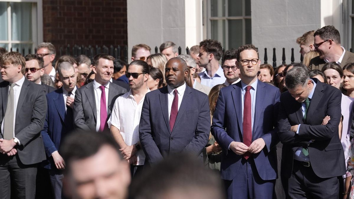 Miembros del Gobierno de Keir Starmer durante su discurso de dimisión este lunes en Downing Street, Londres.
