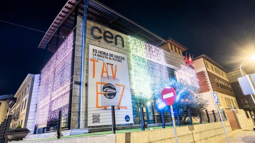 La Fiscalía pide en multas 1.450 euros para dos acusados de las pintadas contra el AVE en la sede de la patronal navarra