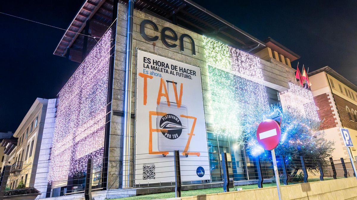 La Fiscalía pide en multas 1.450 euros para dos acusados de las pintadas contra el AVE en la sede de la patronal navarra