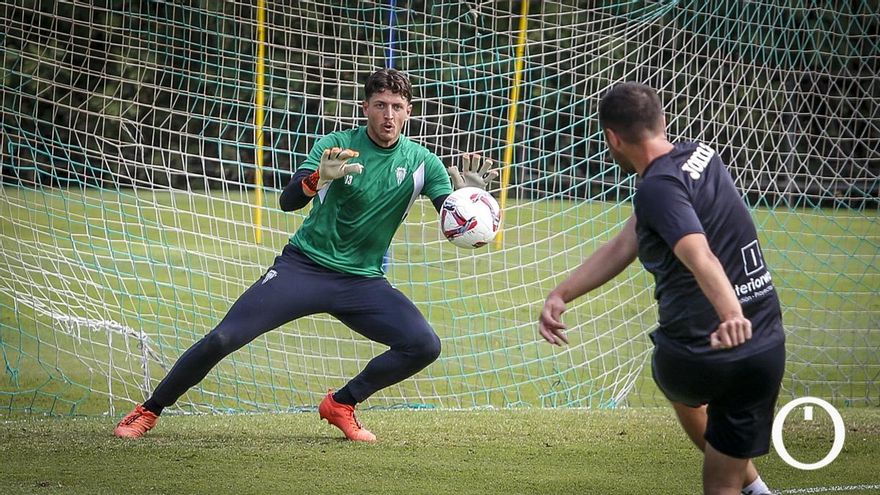Carlos Marín amplía su leyenda blanquiverde: el portero más longevo del Córdoba CF en el siglo XXI