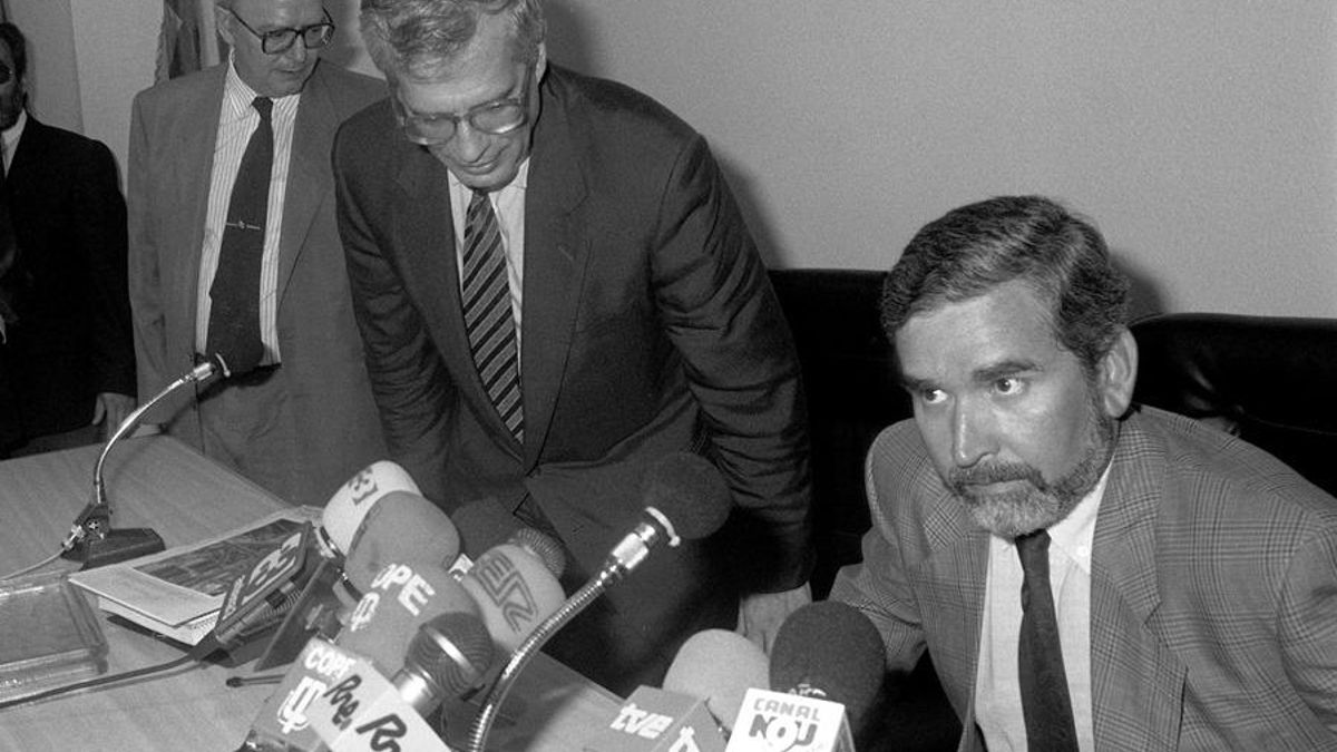 El ministro de Obras Públicas y Transportes, José Borrell (c), y el presidente de la Generalitat, Joan Lerma, durante la inauguración de las obras de cierre de la circunvalación de Valencia, a 30 de julio de 1992.