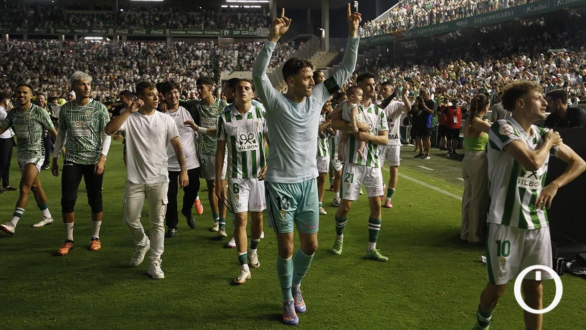 Celebración del ascenso tras la victoria ante el FC Barcelona B