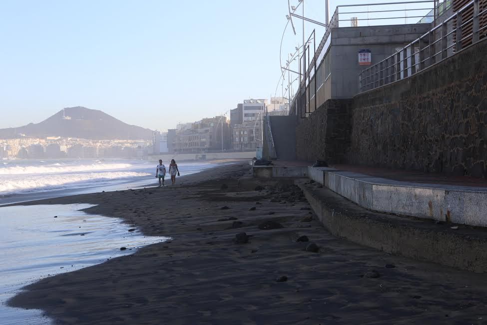 La playa de Las Canteras, tras el temporal de este martes. (ALEJANDRO RAMOS)