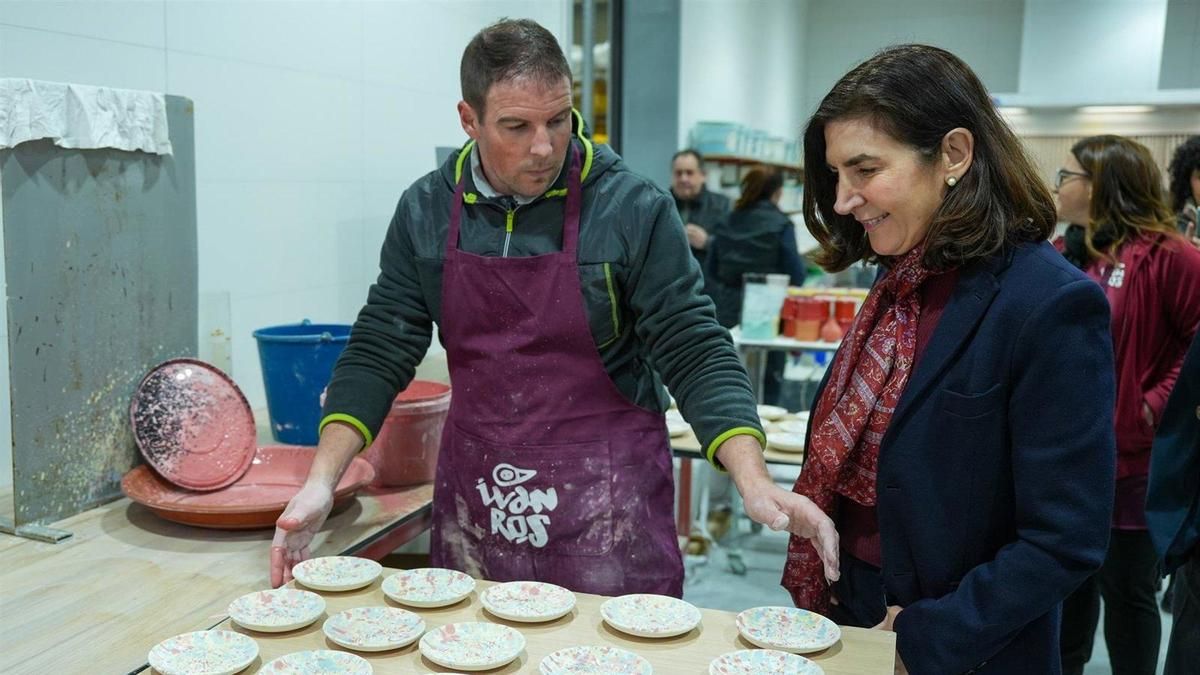 Rocío Blanco, visita las instalaciones del taller Ivanros tras hacer entrega de la Carta de Maestro Artesano de Andalucía al mismo.