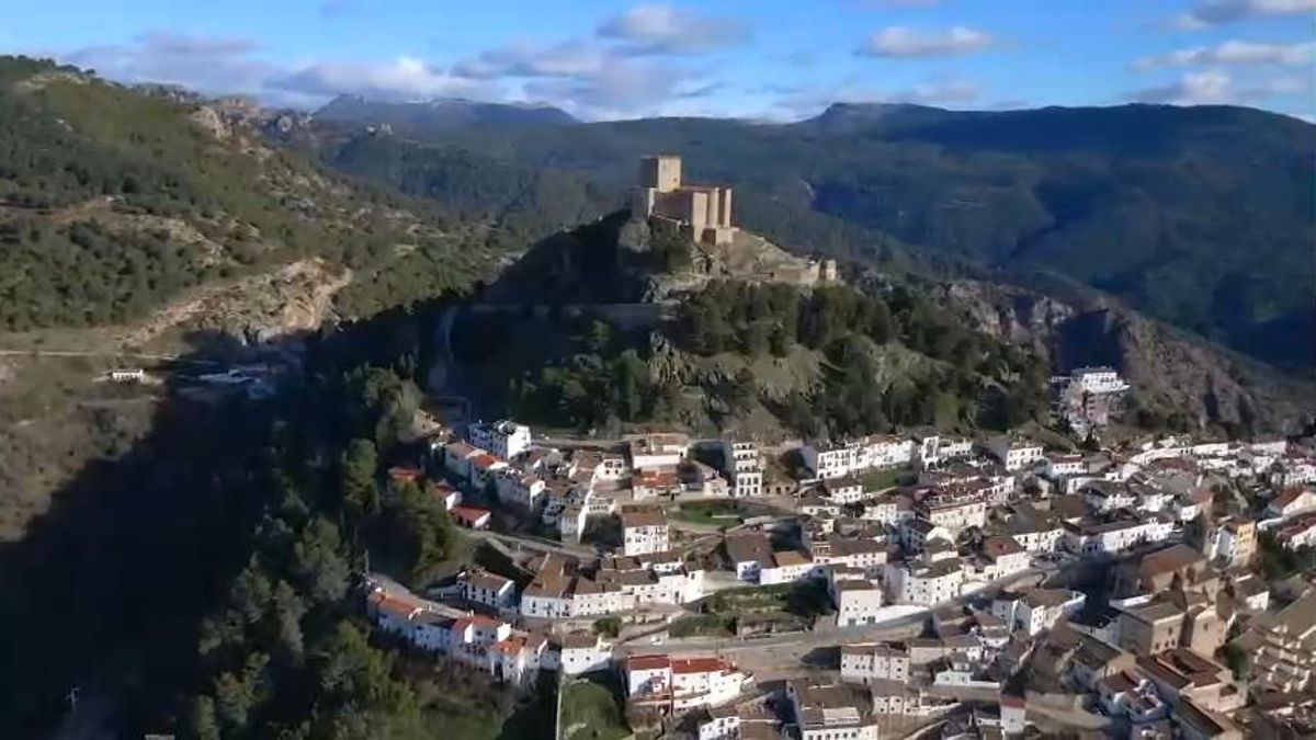 Segura de la Sierra cautiva al visitante con su fisonomía de tiempos pasados y sus silenciosas callejuelas que conservan el encanto de la arquitectura tradicional de Andalucía