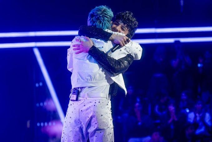 El abrazo entre el ganador y su coach