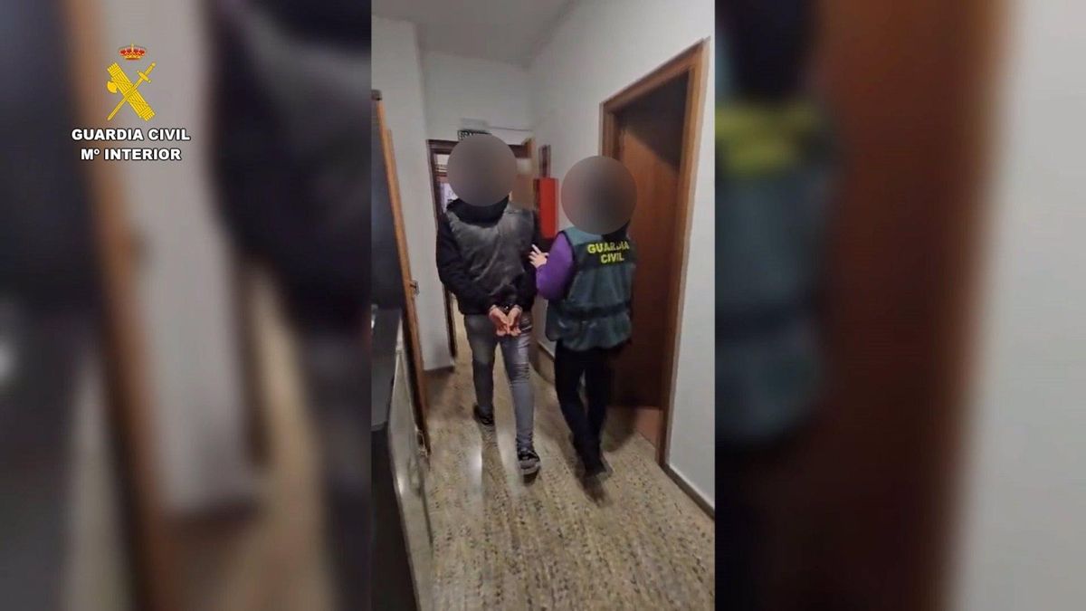 Imagen captada por la Guardia Civil de un momento de la detención.